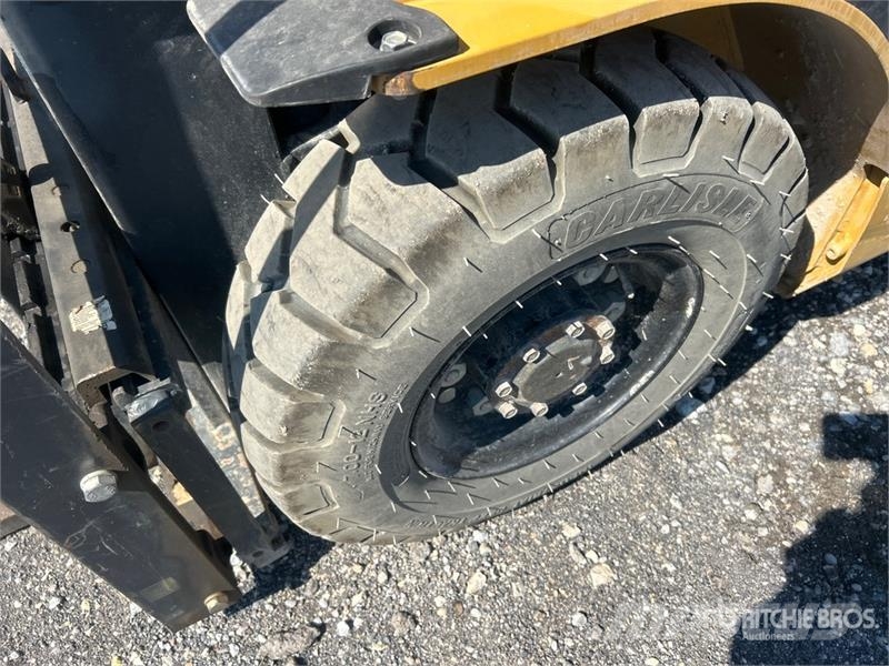 CAT GP25N5 3950 lb Pneumatic Tire Forklift Viličarji - drugo