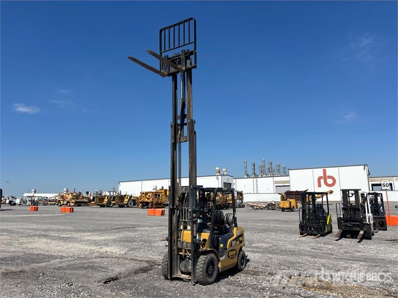 CAT GP25N5 3950 lb Pneumatic Tire Forklift Viličarji - drugo