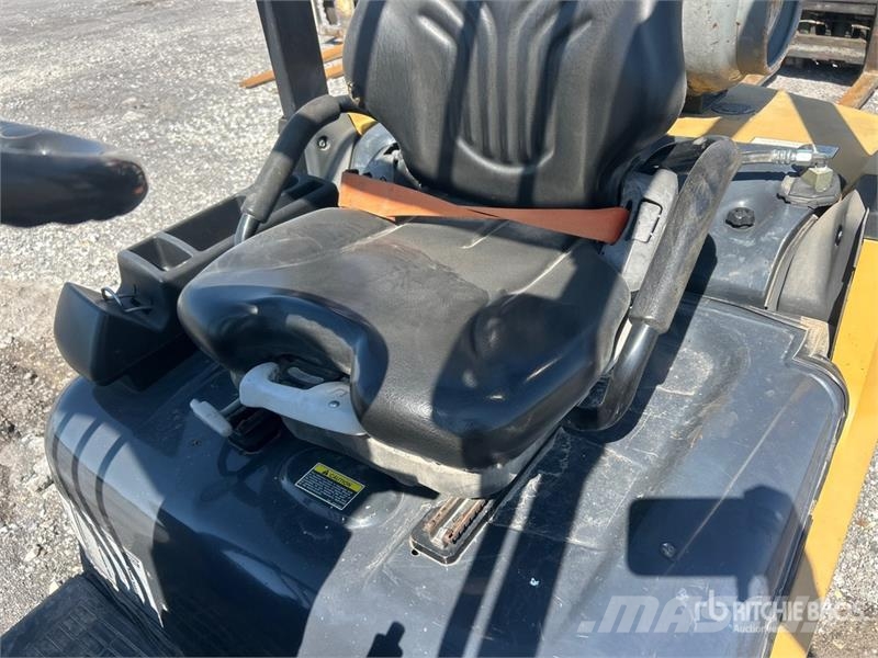 CAT GP25N5 3950 lb Pneumatic Tire Forklift Viličarji - drugo