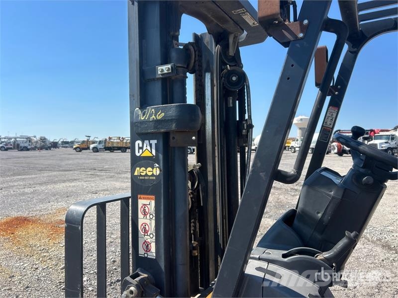 CAT GP25N5 3950 lb Pneumatic Tire Forklift Viličarji - drugo
