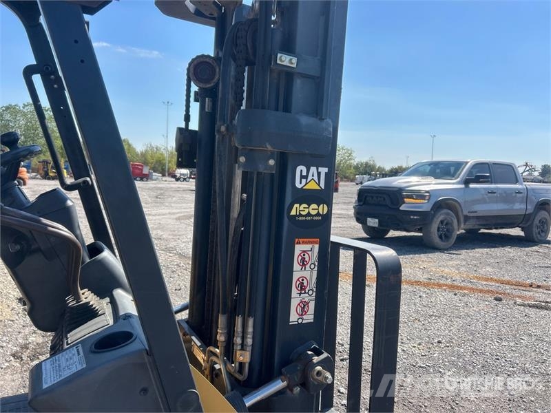 CAT GP25N5 3950 lb Pneumatic Tire Forklift Viličarji - drugo
