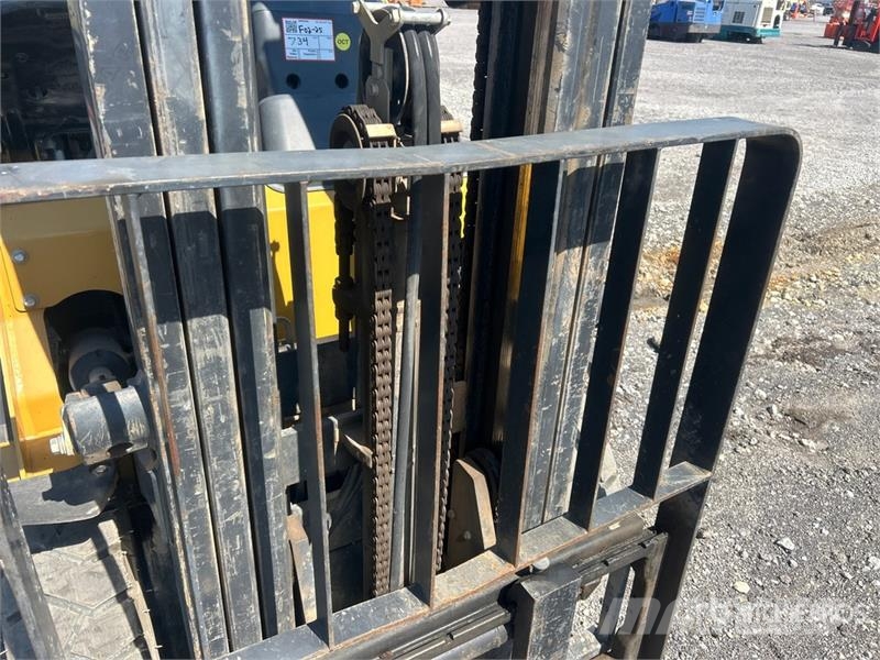 CAT GP25N5 3950 lb Pneumatic Tire Forklift Viličarji - drugo