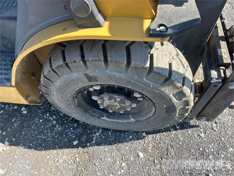 CAT GP25N5 3950 lb Pneumatic Tire Forklift Viličarji - drugo