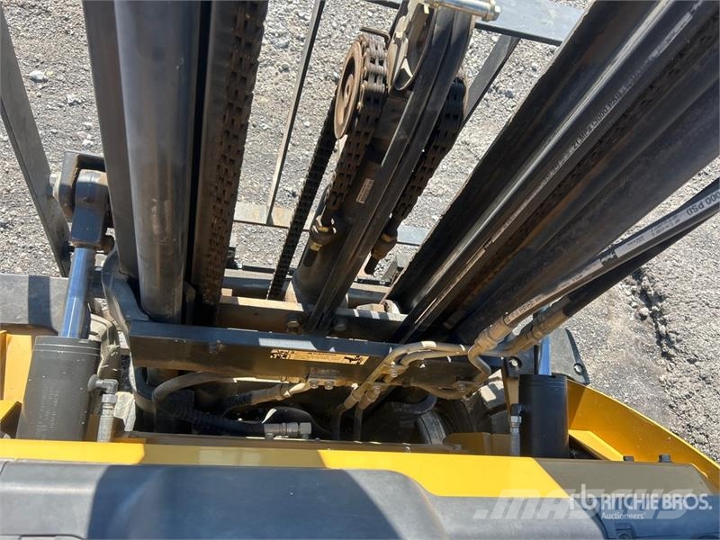 CAT GP25N5 3950 lb Pneumatic Tire Forklift Viličarji - drugo