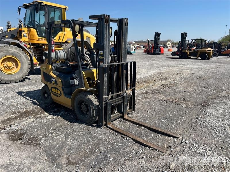 CAT GP25N5 3950 lb Pneumatic Tire Forklift Viličarji - drugo