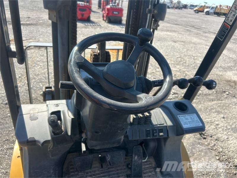 CAT GP25N5 3950 lb Pneumatic Tire Forklift Viličarji - drugo