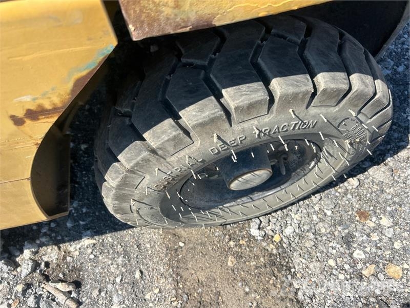 CAT GP25N5 3950 lb Pneumatic Tire Forklift Viličarji - drugo