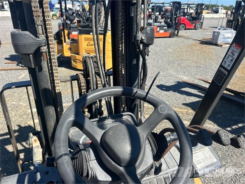 CAT P5000-G-LP 4500 lb Pneumatic Tire Forklift (Inoper 그 외 지게차