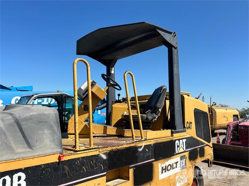 CAT PS-150B 胶轮压路机