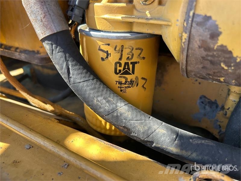 CAT PS-150B 胶轮压路机