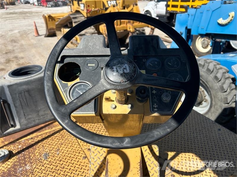 CAT PS-150B 胶轮压路机