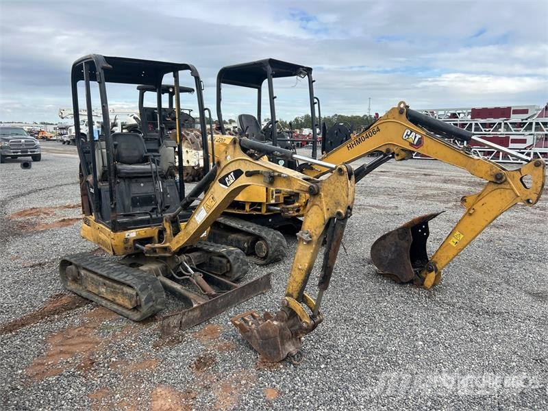 CAT Quantity of 2 Mini Excavator (Inoperable) Minigravemaskiner