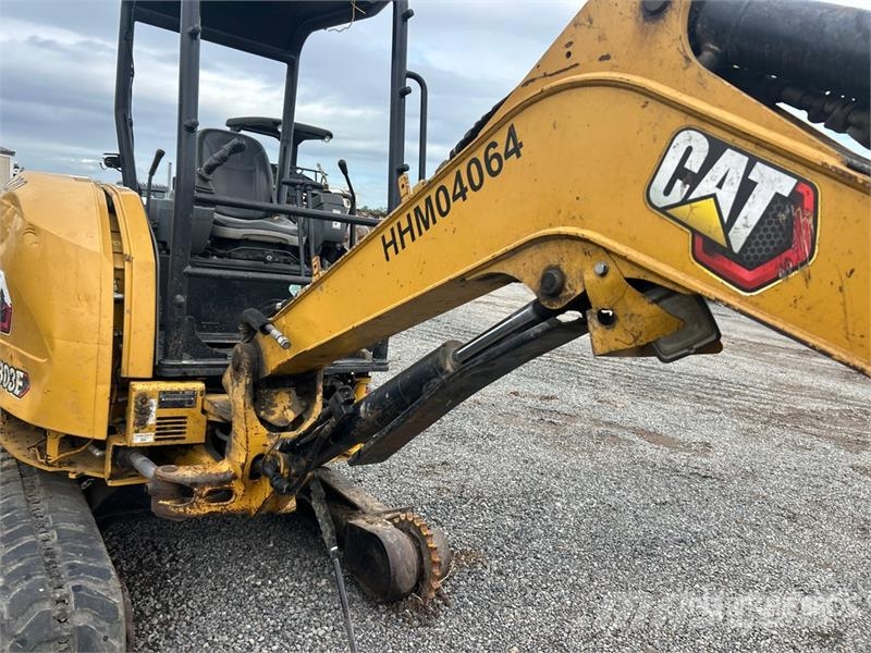 CAT Quantity of 2 Mini Excavator (Inoperable) Minigravemaskiner