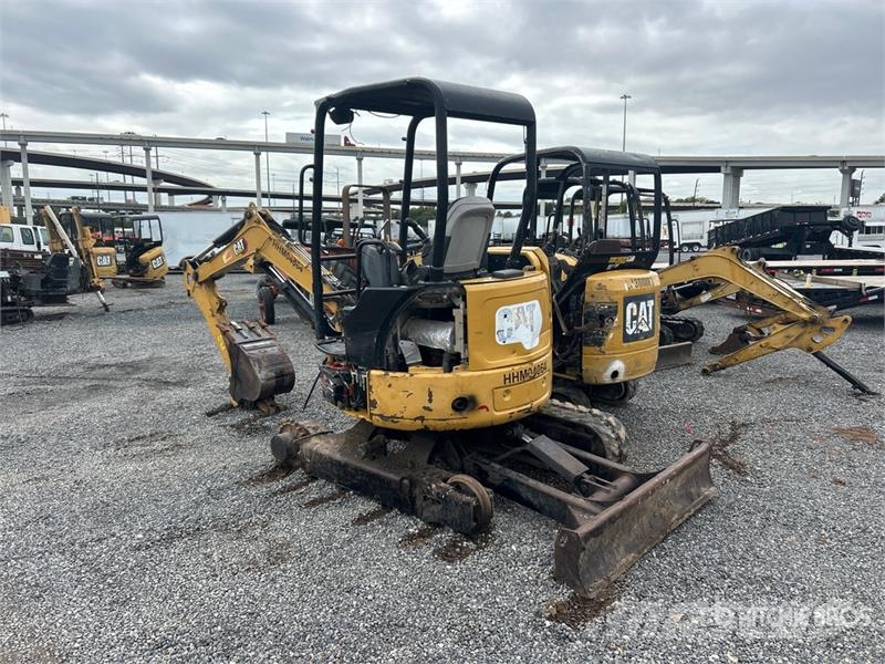 CAT Quantity of 2 Mini Excavator (Inoperable) Minigravemaskiner