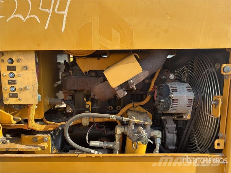 CAT Smooth Drum Compactor Egydobos hengerek