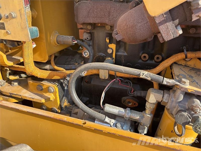 CAT Smooth Drum Compactor Egydobos hengerek