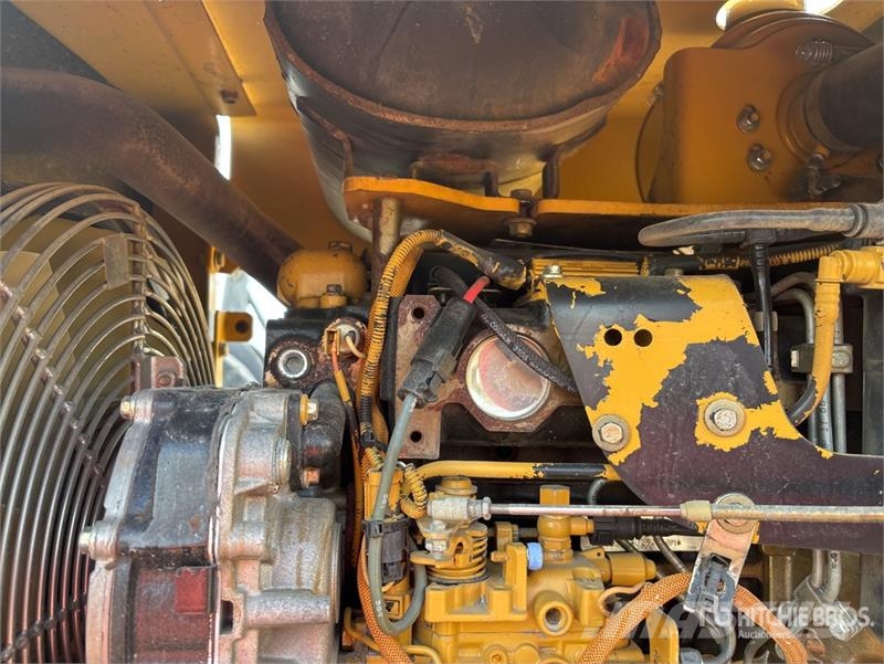 CAT Smooth Drum Compactor Egydobos hengerek