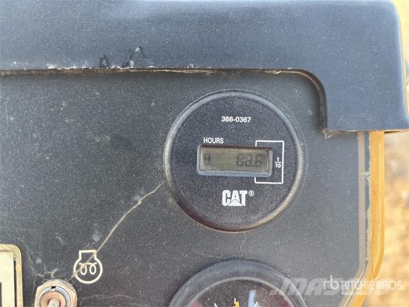 CAT Smooth Drum Compactor Egydobos hengerek
