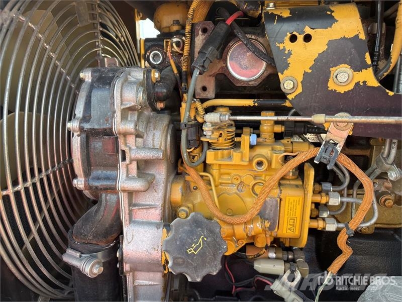 CAT Smooth Drum Compactor Egydobos hengerek