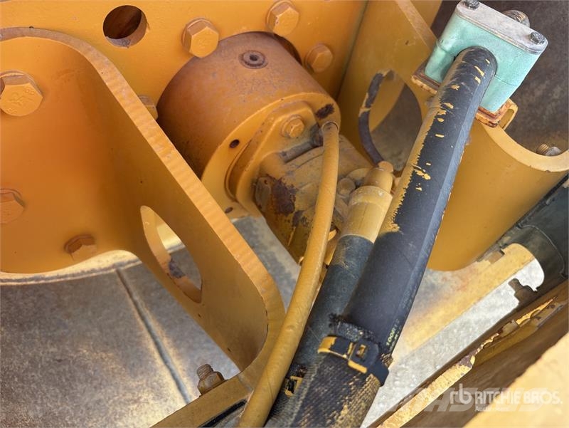 CAT Smooth Drum Compactor Egydobos hengerek