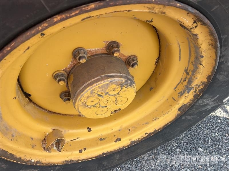CAT TH220B Teleskopiskie manipulatori