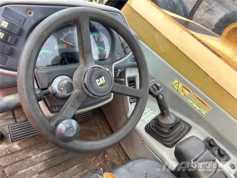 CAT TH220B 텔러 핸들러