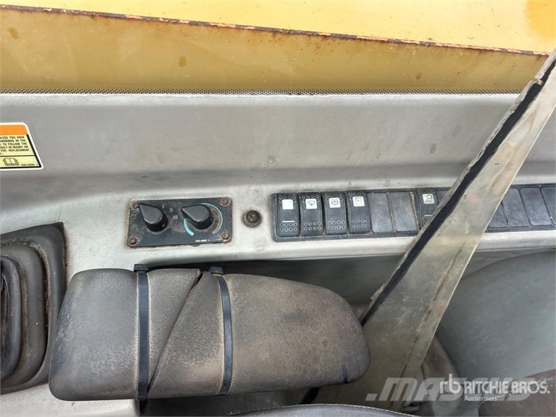 CAT TH220B 텔러 핸들러