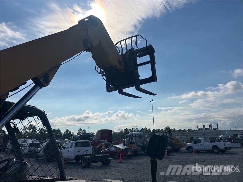 CAT TH220B Teleskopiskie manipulatori