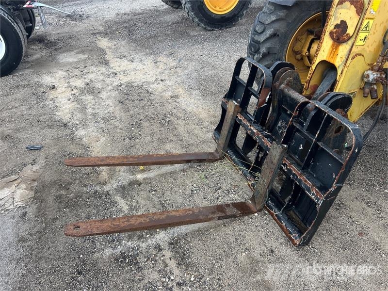 CAT TH220B 텔러 핸들러