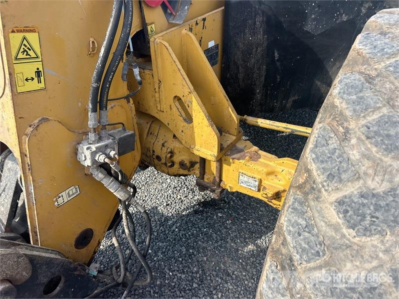 CAT TH220B Teleskopiskie manipulatori