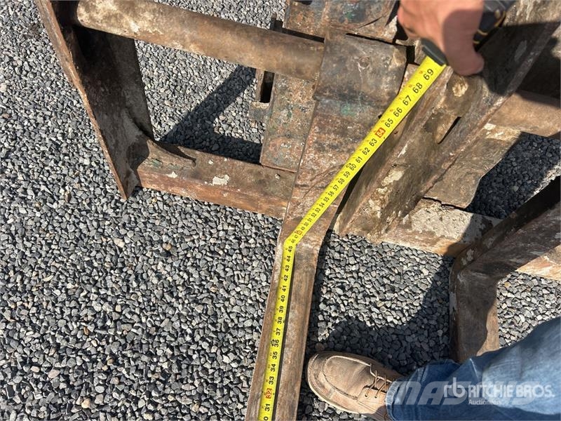 CAT TH220B Teleskopiskie manipulatori