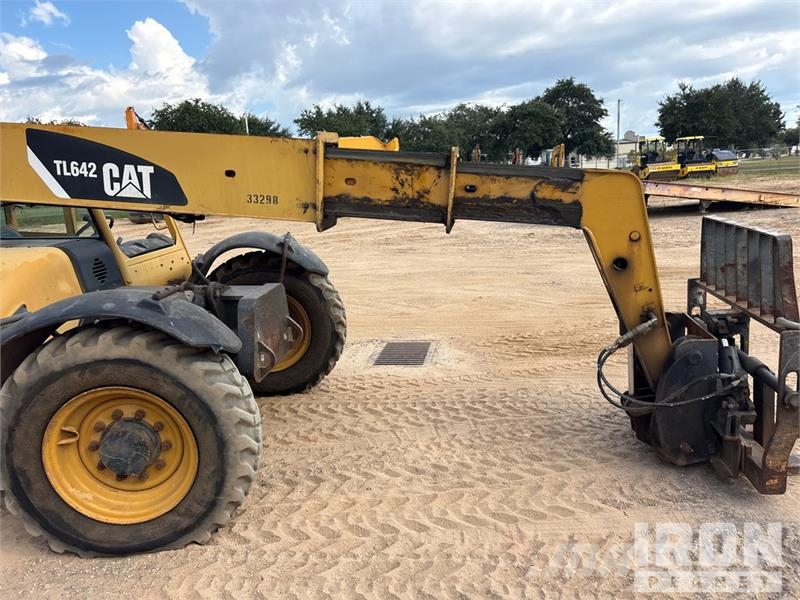 CAT TL642 テレスコーピックハンドラー