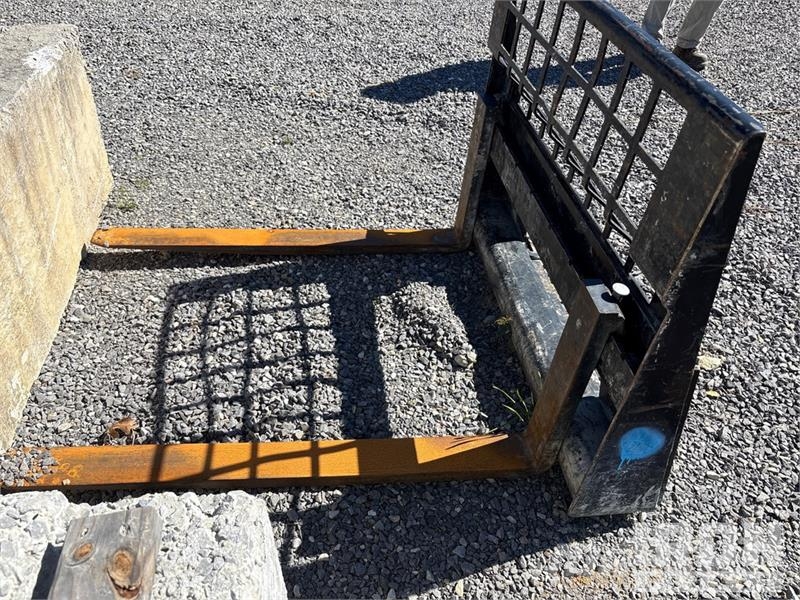 CAT V25ACC20135 48 in Skid Steer Forks Vilice