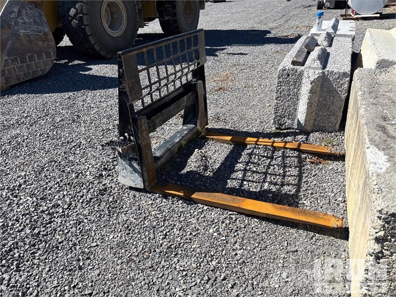 CAT V25ACC20135 48 in Skid Steer Forks Vilice