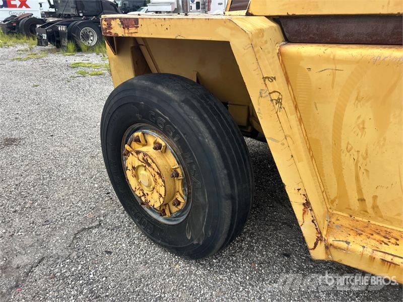 CAT V330B 33000 lb Pneumatic Tire Forklift (Inoperable شاحنات ذات رافعات شوكية - أخرى