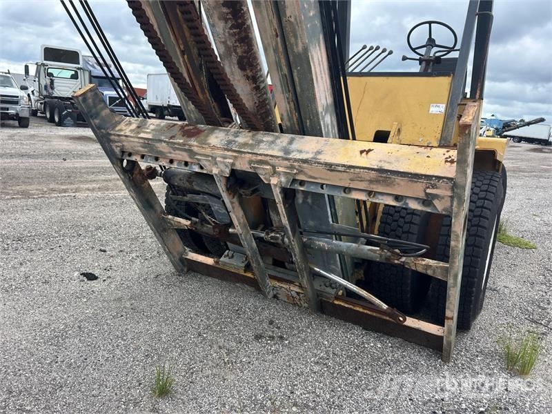 CAT V330B 33000 lb Pneumatic Tire Forklift (Inoperable شاحنات ذات رافعات شوكية - أخرى