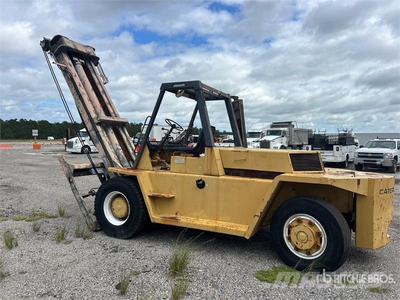 CAT V330B 33000 lb Pneumatic Tire Forklift (Inoperable شاحنات ذات رافعات شوكية - أخرى
