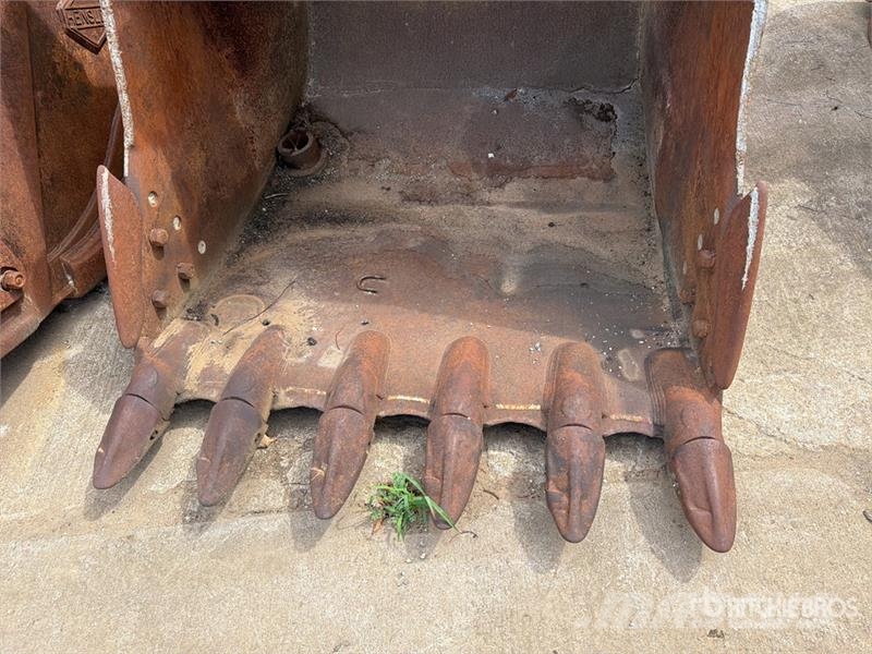 Central Fabricators 56 in Digging Excavator Bucket - Fits Komatsu PC30 Pistoane