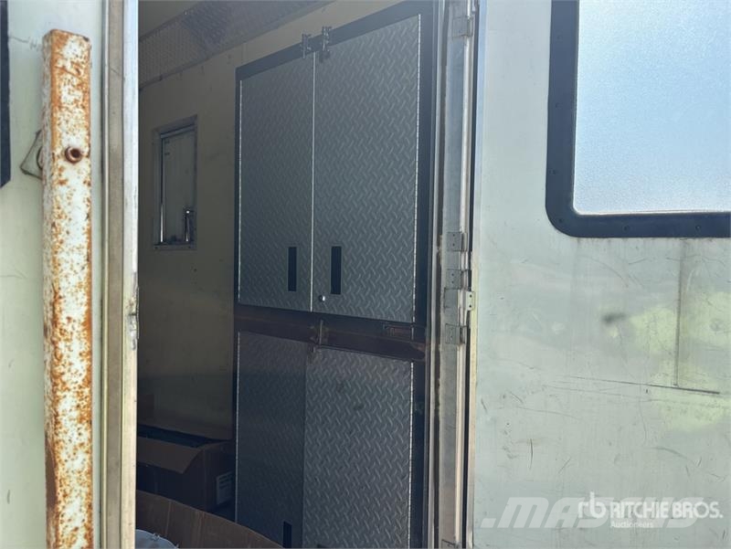 Centralia 11 ft T/A Enclosed Trailer Furgons