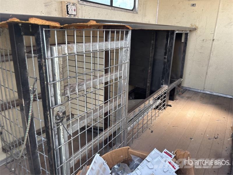 Centralia 11 ft T/A Enclosed Trailer Furgons