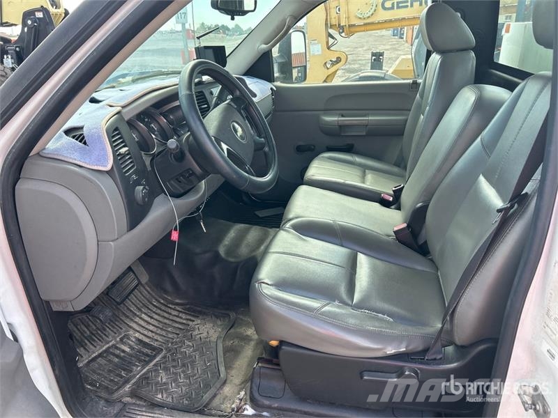 Chevrolet 2500HD 4x2 Utility Truck Бортовые фургоны