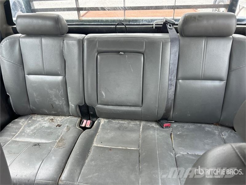 Chevrolet 2500HD 4x4 Crew Cab Flatbed Truck Platformas/izkraušana no sāniem