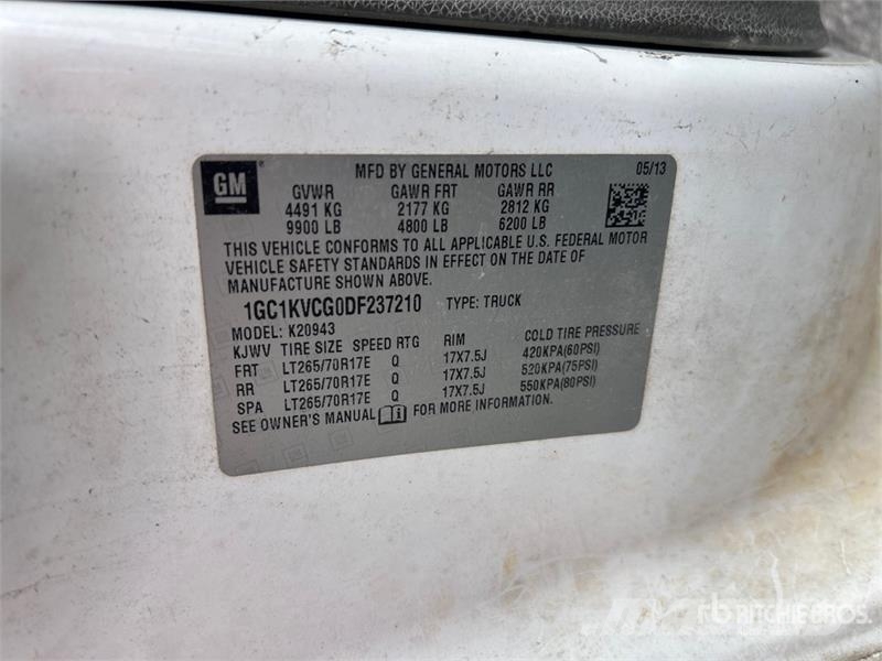 Chevrolet 2500HD 4x4 Crew Cab Flatbed Truck Platformas/izkraušana no sāniem
