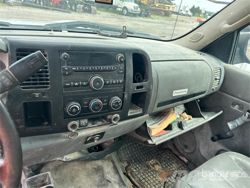 Chevrolet 2500HD 4x4 Crew Cab Flatbed Truck Platformas/izkraušana no sāniem
