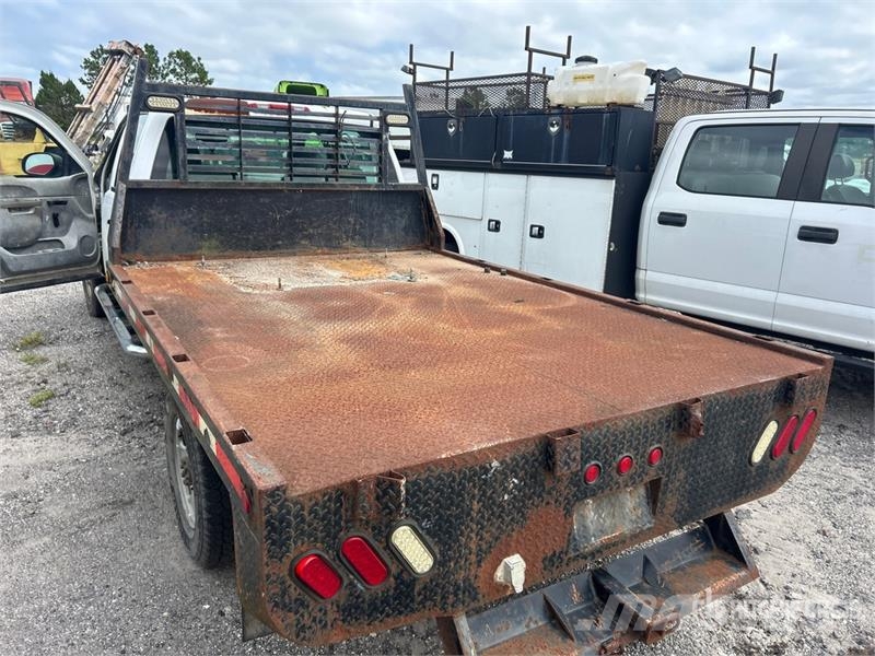 Chevrolet 2500HD 4x4 Crew Cab Flatbed Truck Platformas/izkraušana no sāniem