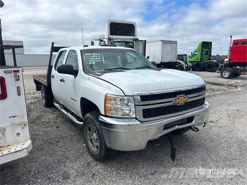 Chevrolet 2500HD 4x4 Crew Cab Flatbed Truck Platformas/izkraušana no sāniem