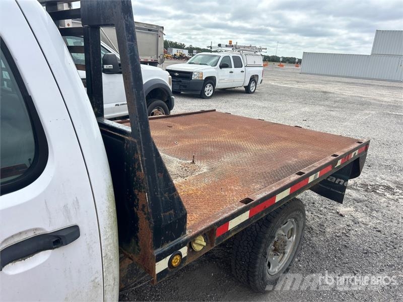 Chevrolet 2500HD 4x4 Crew Cab Flatbed Truck Platformas/izkraušana no sāniem
