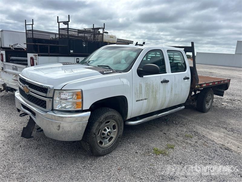 Chevrolet 2500HD 4x4 Crew Cab Flatbed Truck Platformas/izkraušana no sāniem