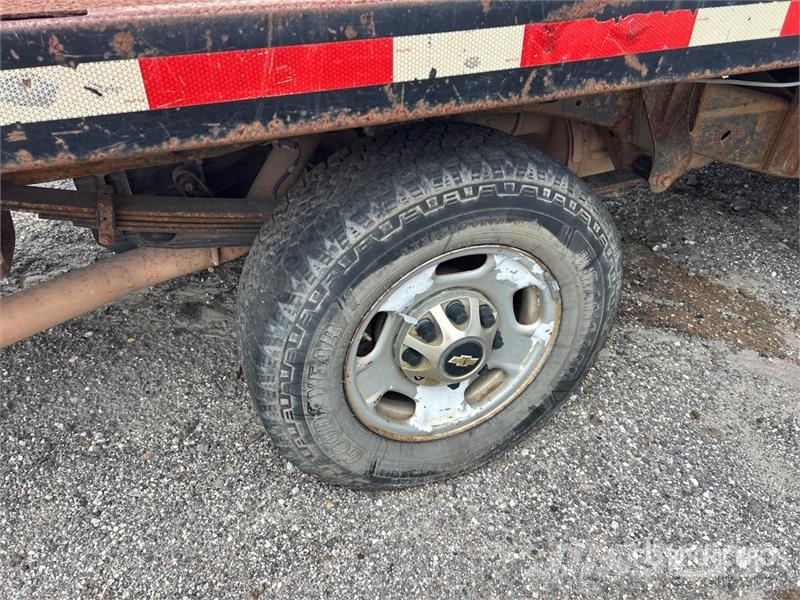 Chevrolet 2500HD 4x4 Crew Cab Flatbed Truck Platformas/izkraušana no sāniem