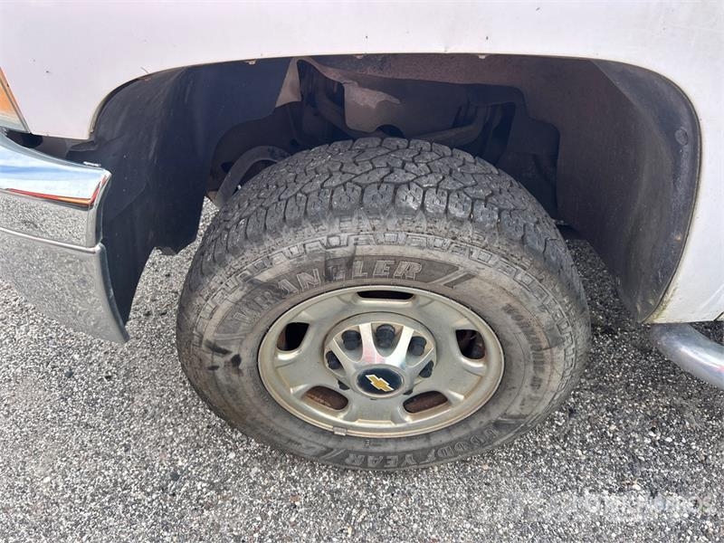 Chevrolet 2500HD 4x4 Crew Cab Flatbed Truck Platformas/izkraušana no sāniem